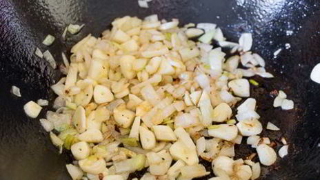 утиные желудочки, томленые в белом вине с чесноком