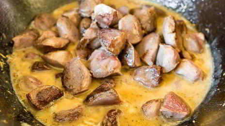 утиные желудочки, томленые в белом вине с чесноком