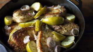 Запеченая шейка с яблоками