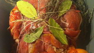 Запеченная фермерская курица с чесноком и пармской ветчиной