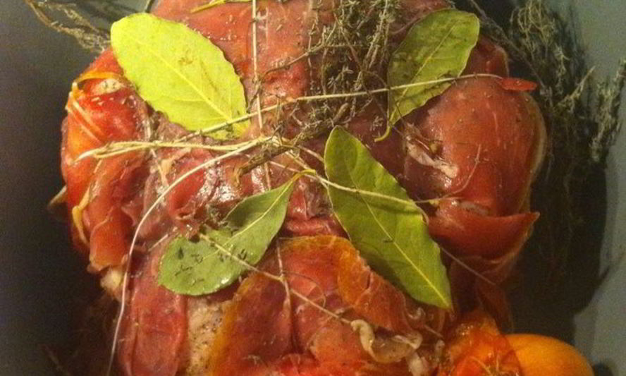 Рецепт запеченной фермерской курицы с чесноком и пармской ветчиной