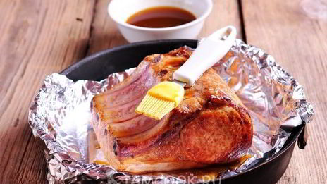 запеченная свиная корейка в мандариновом соусе