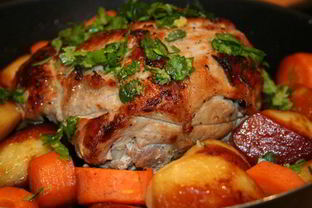 Запеченная свинина с овощами под гремолатой