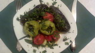 Баклажаны и перец болгарский, начиненные зеленью