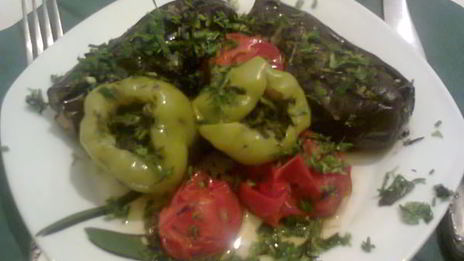 баклажаны и перец болгарский, начиненные зеленью