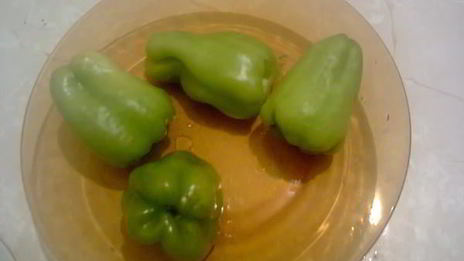 баклажаны и перец болгарский, начиненные зеленью