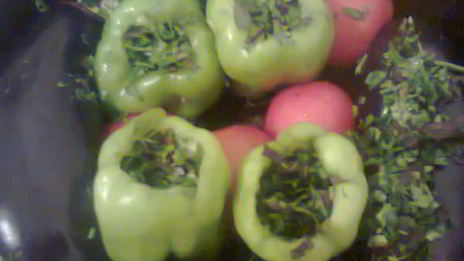 баклажаны и перец болгарский, начиненные зеленью