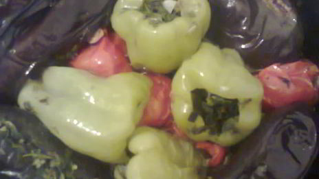 баклажаны и перец болгарский, начиненные зеленью