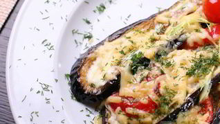 Баклажаны, запеченные с сыром и помидорами