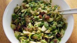 Брюссельская капуста с беконом и кедровыми орешками