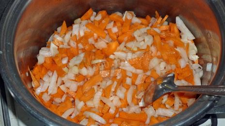 кабачки тушеные с морковью и луком