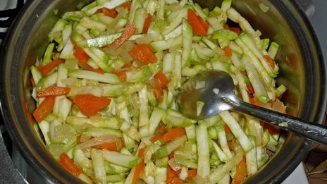 кабачки тушеные с морковью и луком