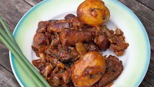 Картофель, тушенный со свининой и овощами