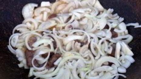 картофель, тушенный со свининой и овощами