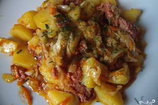 Картофель тушеный с тушенкой