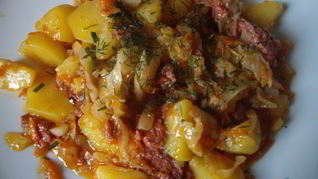 Картофель тушеный с тушенкой