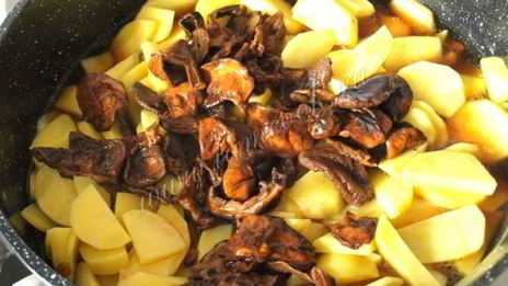 картофель запеченный с грибами в ароматных травах