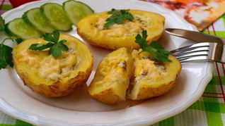 Картофель запеченный с перепелиными яйцами