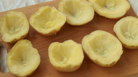 картофель запеченный с перепелиными яйцами