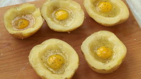 картофель запеченный с перепелиными яйцами