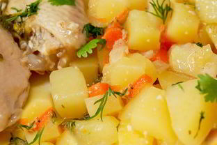 Картошка, тушенная с курицей