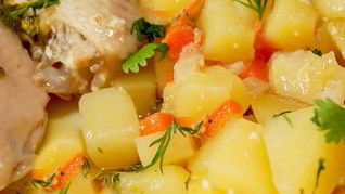 Картошка, тушенная с курицей