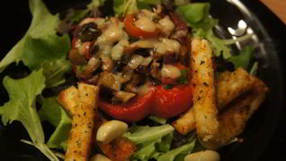 Перец, запеченный с овощами и пармеджано