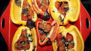 Перец запеченый с томатами черри, базиликом и майораном