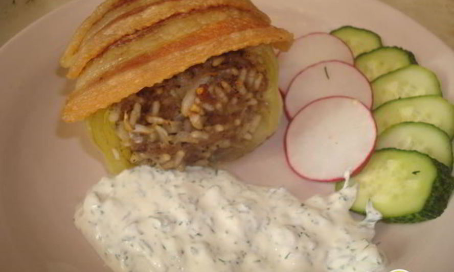 Рецепт перцев фаршированных с беконом и сметанным соусом