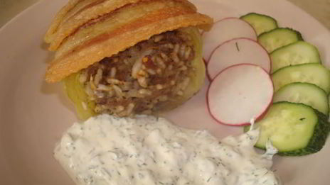 перцы фаршированные с беконом и сметанным соусом