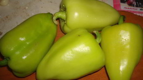 перцы фаршированные с беконом и сметанным соусом