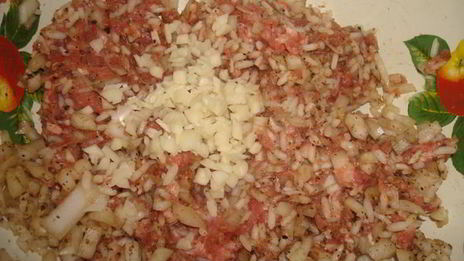 перцы фаршированные с беконом и сметанным соусом