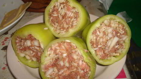 перцы фаршированные с беконом и сметанным соусом