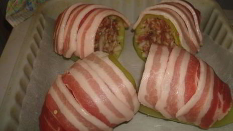 перцы фаршированные с беконом и сметанным соусом