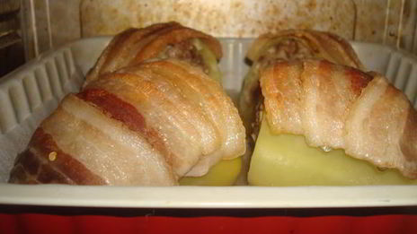 перцы фаршированные с беконом и сметанным соусом