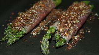 Спаржа с ветчиной, запеченная в сухарях