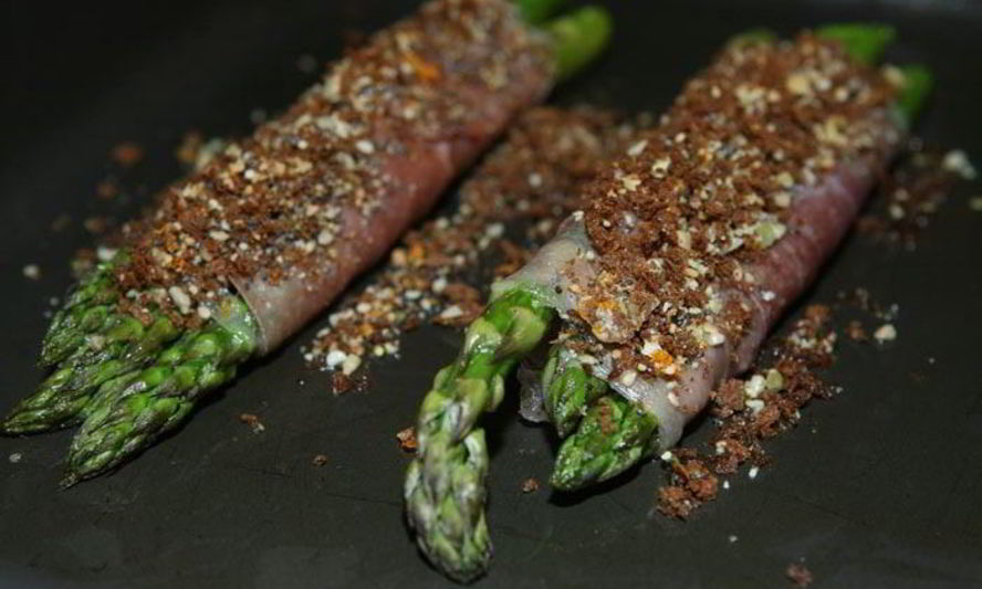 Рецепт спаржи с ветчиной, запеченная в сухарях