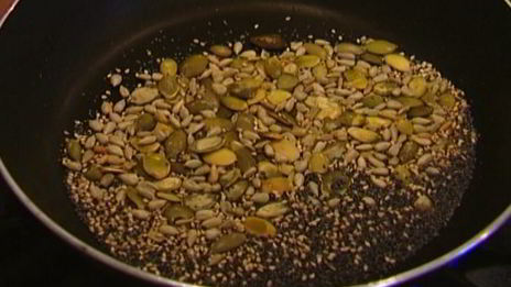 спаржа с ветчиной, запеченная в сухарях