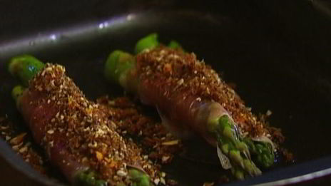 спаржа с ветчиной, запеченная в сухарях