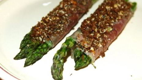 спаржа с ветчиной, запеченная в сухарях