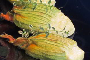 Цветки цукини, фаршированные рикоттой