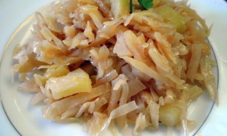 Рецепт тушеной капусты с яблоками