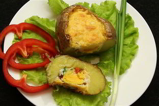 Запеченный картофель с яйцом