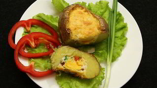Запеченный картофель с яйцом