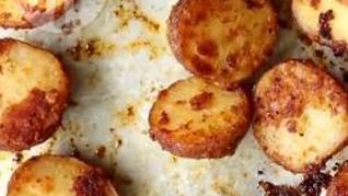 Запеченный в духовке картофель c сырной корочкой