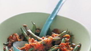 Зеленая фасоль с помидорами и чесноком