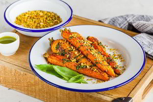 Жареная морковь с песто и фисташками