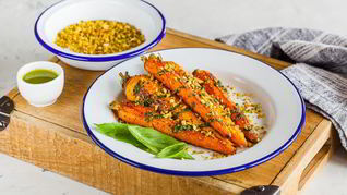 Жареная морковь с песто и фисташками