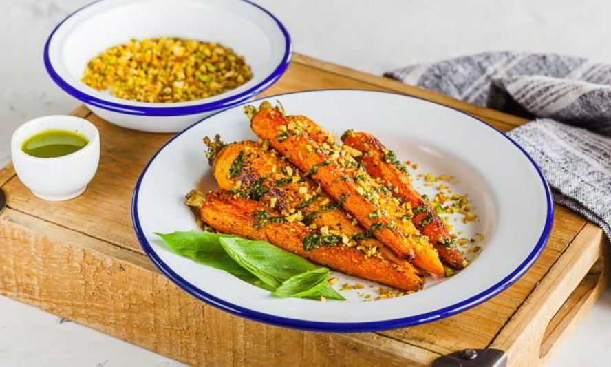 Рецепт жареной моркови с песто и фисташками