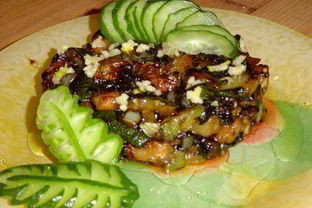 Жареные кабачки с чесноком и соевым соусом